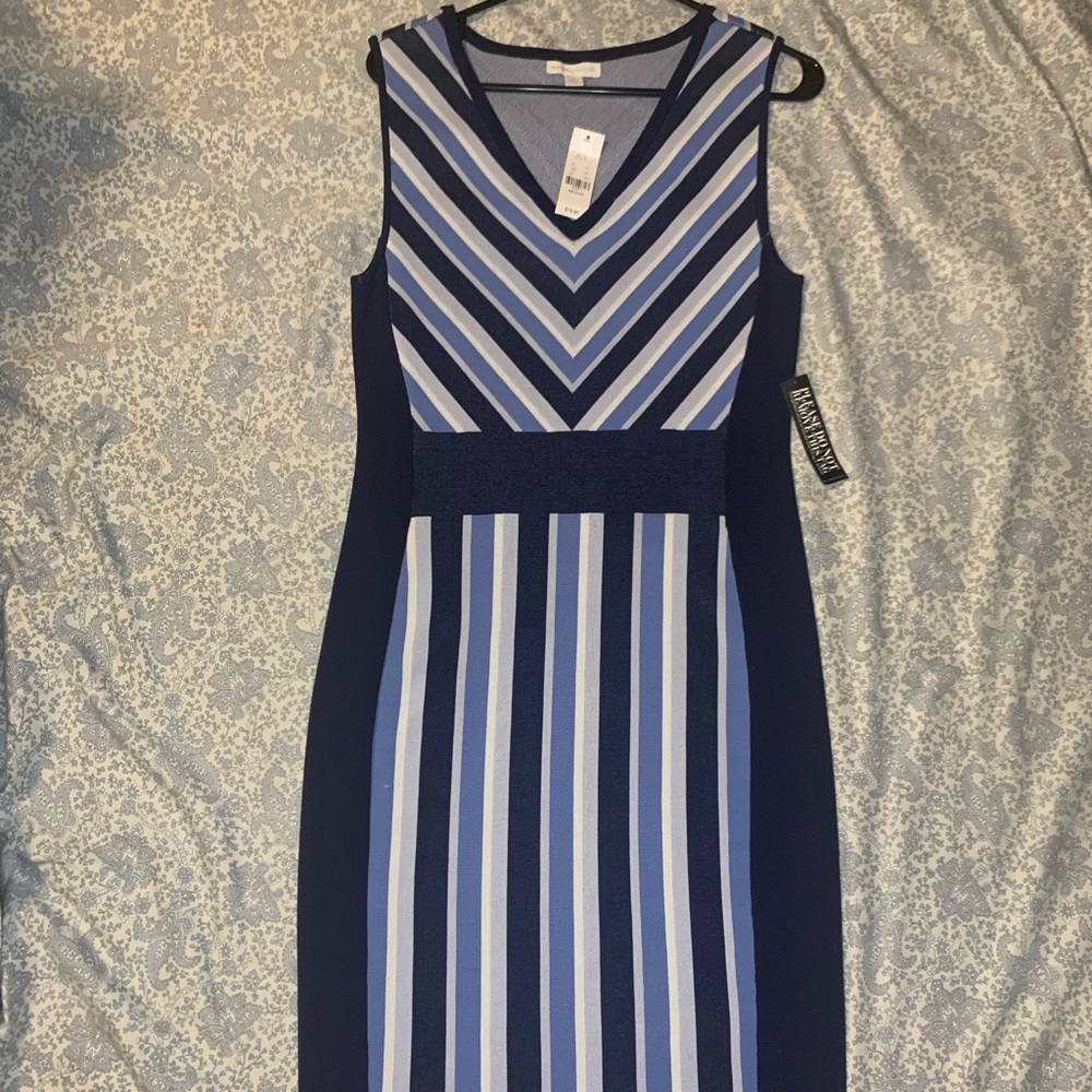 Sz M Navy blue stripped, sleeveless, v-neck dress